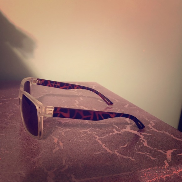 Women’s Steve Madden Sunglasses - Picture 3 of 3